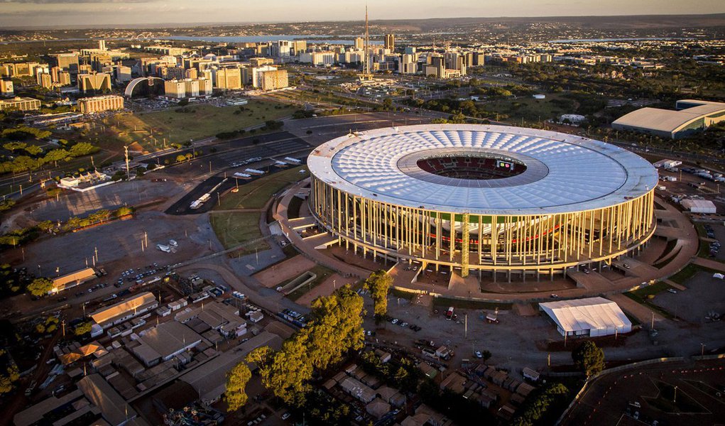 Justiça do Distrito Federal suspendeu o edital de licitação de serviços em torno do Estádio Nacional de Brasília Mané Garrincha a pedido do Ministério Público; em nota, o governo do Distrito Federal alega que optou por fazer um contrato único no projeto de revitalização da área central em virtude da interligação das obras