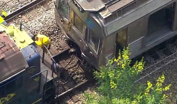 Um trem de passageiros da concessionária SuperVia, do ramal de Belford Roxo, bateu em um trem de minério da MRS, no subúrbio do Rio; o acidente ocorreu na passagem de nível da Estação Costa Barros e, como consequência, a circulação dos trens do ramal de Belford Roxo foi interrompida; com o choque, algumas pessoas ficaram feridas e foram socorridas pelo Corpo de Bombeiros; o trem de passageiros se destinava à Estação Central do Brasil