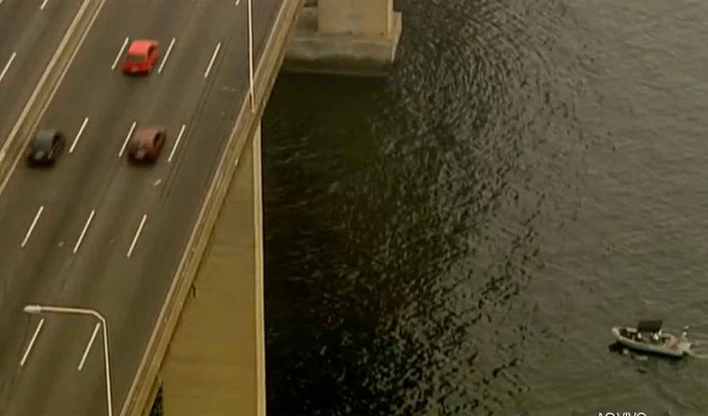 Veículo trafegava em direção ao Rio de Janeiro e o acidente aconteceu por volta das 6h30; apesar da queda de uma altura de cerca de 70 metros, a equipe do Corpo de Bombeiros conseguiu resgatar a motorista