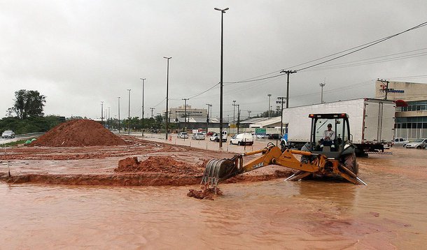 Segundo o Instituto Estadual do Ambiente (Inea), que monitora os rios do estado, o alerta máximo é o mais grave de uma escala de quatro níveis, que significa que a água já atingiu mais de 80% do nível de transbordamento
