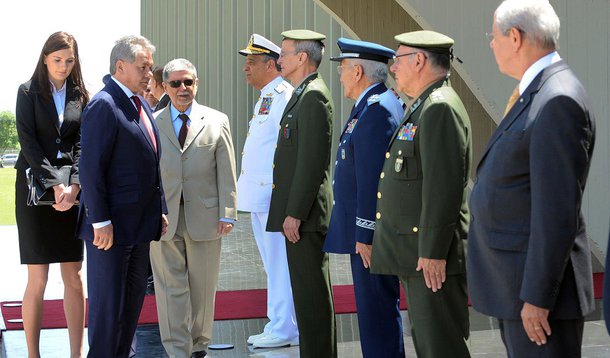 País deve adquirir baterias russas antiaéreas por US$ 1 bilhão como parte de um acordo entre os dois integrantes dos Brics, informou o Ministério da Defesa; ministro russo Sergei Shoigu também ofereceu às autoridades brasileiras o desenvolvimento conjunto de um caça de combate de quinta geração para renovar frota da FAB