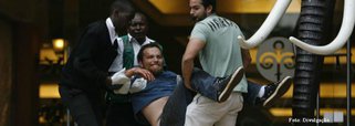 Testemunhas disseram que homens em trajes árabes invadiram a Westgate Mall, um dos mais luxuosos da capital queniana, lançaram granadas e abriram fogo indiscriminadamente; o Ministério do Interior avalia a hipótese de ataque terrorista