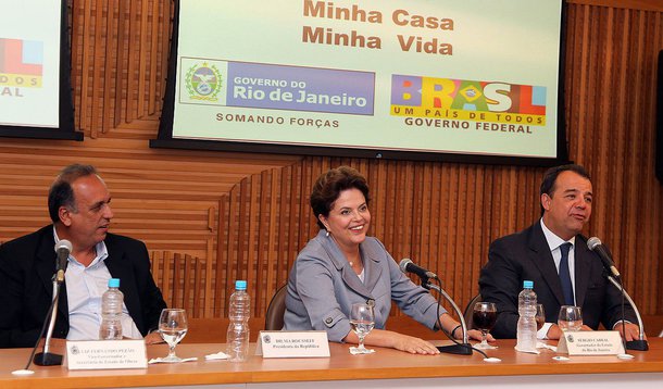 Presidente participará de ato na semana que vem ao lado do governador Sérgio Cabral (PMDB) e do candidato do PMDB ao governo do Rio, o vice Pezão; há duas semanas, Dilma sinalizou não ter compromisso com a candidatura de Lindbergh Farias, do PT, ao Palácio Guanabara; segundo relatos de presentes, afirmou que a candidatura do senador foi "inventada" por Lula