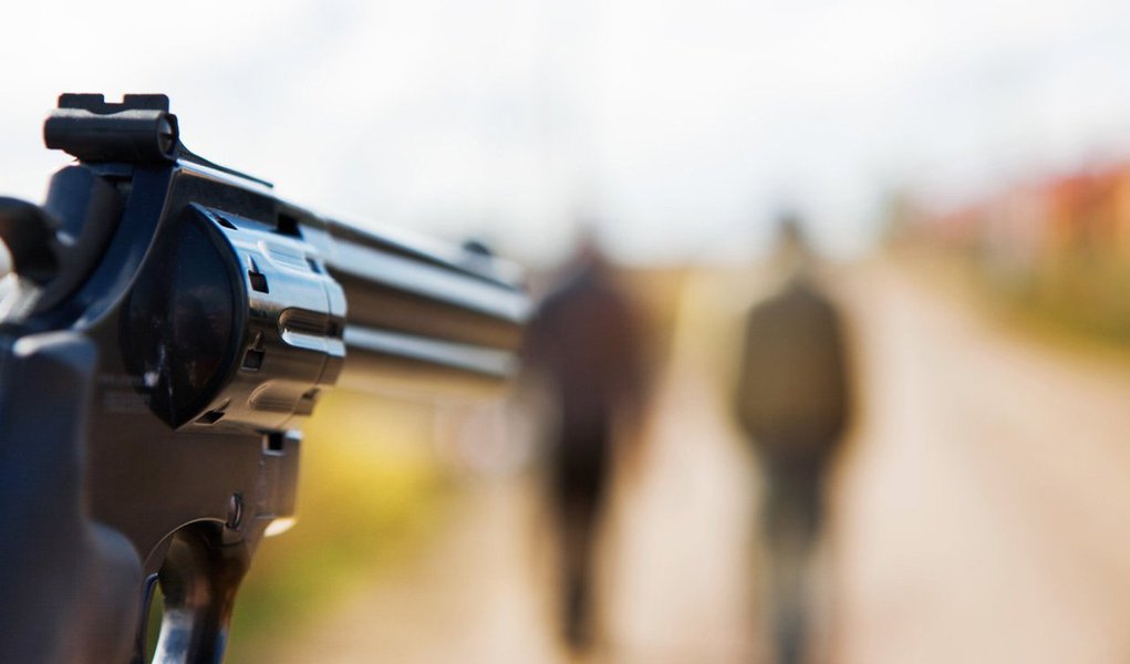 O número de homicídios dolosos (quando há intenção de matar) no estado do Rio de Janeiro teve aumento de 38,1% em agosto, em comparação com o mesmo mês do ano passado; levantamento do Instituto de Segurança Pública registra 406 casos em 2013 ante 294 em 2012