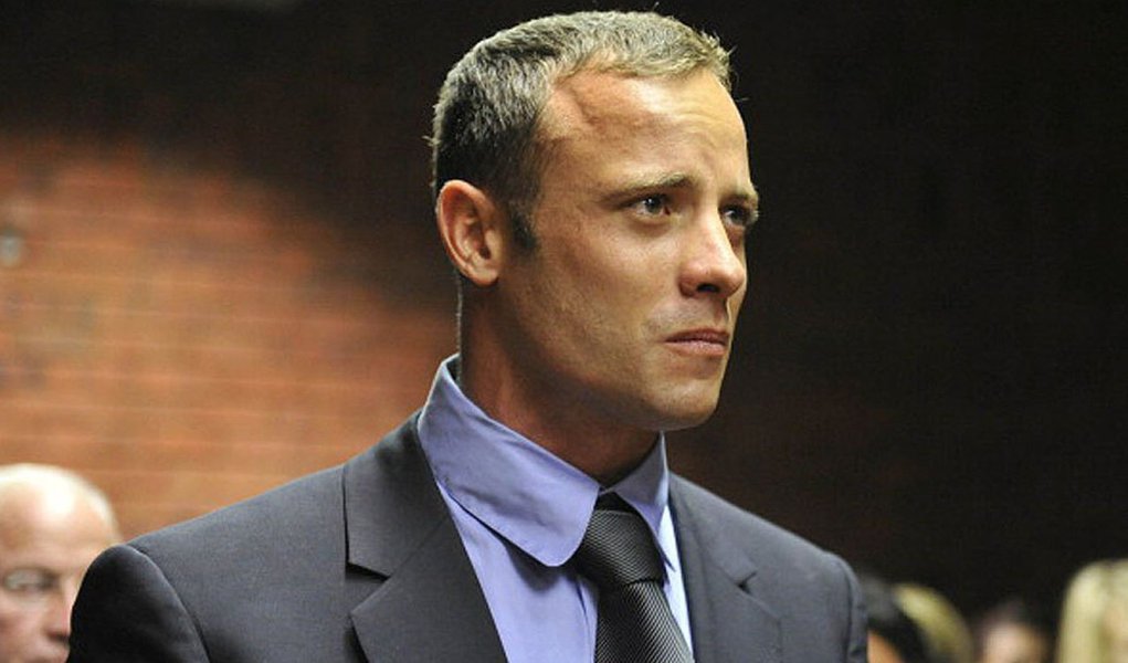 Michelle Burger, que mora em uma casa vizinha à propriedade de Pistorius, afirmou ter sido acordada no meio da noite por gritos de uma mulher pedindo ajuda; astro olímpico e paralímpico é acusado de ter matado sua namorada, a modelo Reeva Steenkamp e pode ser condenado à prisão perpétua