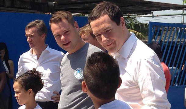 Em viagem de três dias pelo Brasil, titular da Fazenda do Reino Unido, George Osborne, visitou nesta segunda-feira a sede da organização Luta pela Paz; projeto é tocado pelo também britânico Luke Dowdney, que mantém aulas de artes marciais e ensino médio, fundamental e profissionalizante em três comunidades do complexo