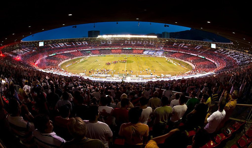 Justiça determina que o Clube de Regatas do Flamengo e o Complexo Maracanã baixem os preços dos ingressos para a partida final da Copa do Brasil, marcada para o dia 27 de novembro; pedido foi feito pelo Ministério Público do Rio; entradas ficaram cerca de 400% maiores em relação aos preços do jogo da semifinal do mesmo torneio