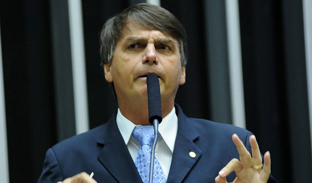 O deputado federal Jair Bolsonaro não disputará mais a presidência da Comissão de Direitos Humanos da Câmara; a maior parte dos parlamentares da comissão decidiu que o deputado Assis do Couto (PT-PR) presidirá o colegiado; com uma candidatura avulsa (sem indicação de partido), Bolsonaro recebeu oito votos contra dez do petista; o deputado pelo PP-RJ criticou o PT; "Vamos assistir uma volta do desserviço que essa comissão prestava para a sociedade"