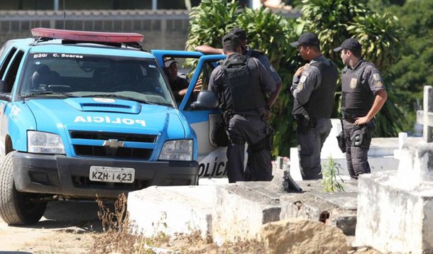 Quatro policiais militares foram condenados pela morte do menino Juan Moraes, de 11 anos, durante ação policial em uma favela da Baixada Fluminense, em 2011; um dos acusados, o cabo Edilberto Barros do Nascimento, recebeu a maior pena, 66 anos, pelo homicídio duplamente qualificado de Igor Souza Afonso, que foi morto junto com Juan