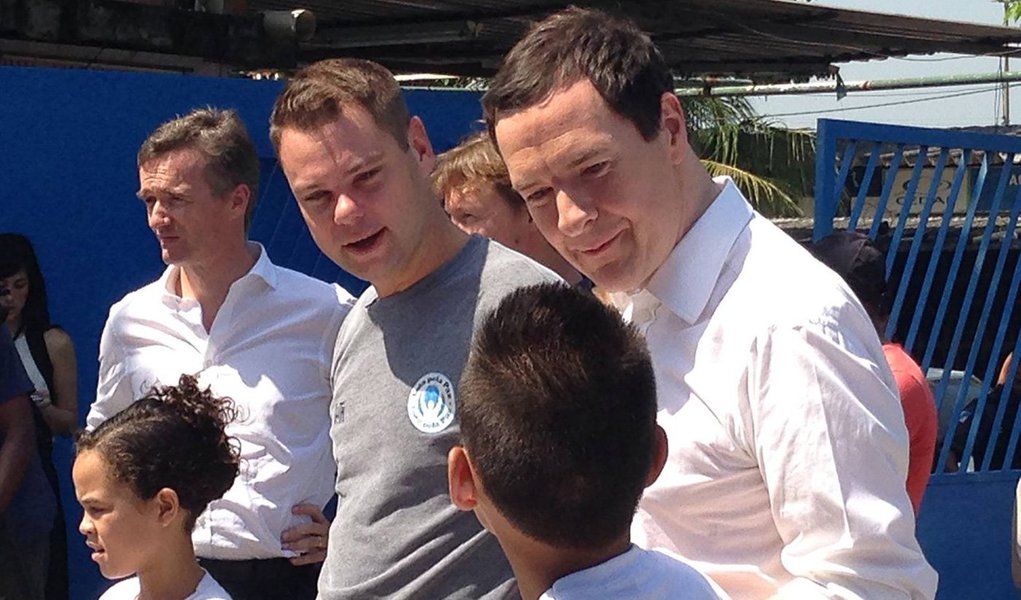 Em viagem de três dias pelo Brasil, titular da Fazenda do Reino Unido, George Osborne, visitou nesta segunda-feira a sede da organização Luta pela Paz; projeto é tocado pelo também britânico Luke Dowdney, que mantém aulas de artes marciais e ensino médio, fundamental e profissionalizante em três comunidades do complexo