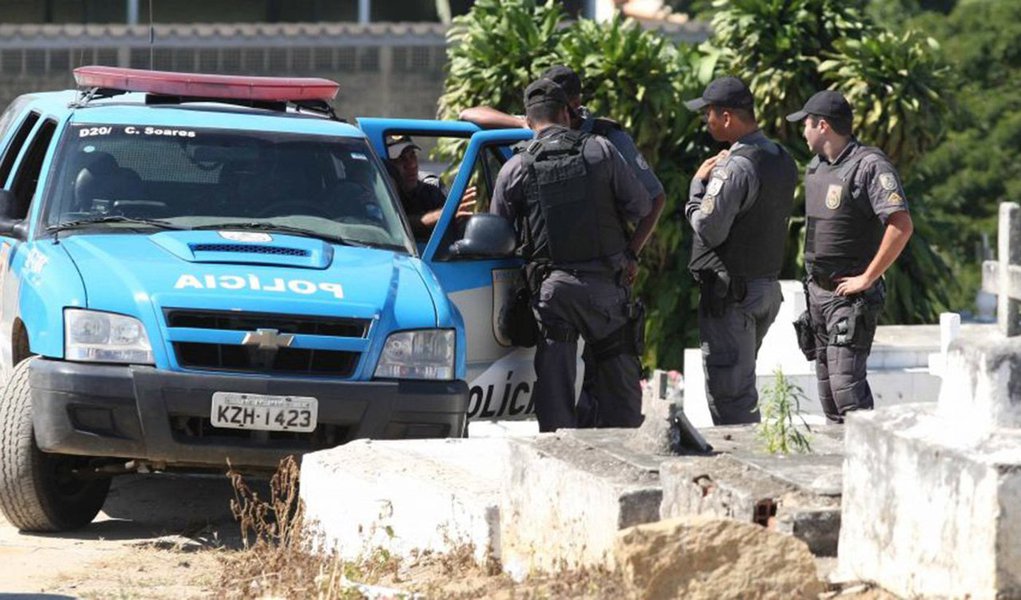 Quatro policiais militares foram condenados pela morte do menino Juan Moraes, de 11 anos, durante ação policial em uma favela da Baixada Fluminense, em 2011; um dos acusados, o cabo Edilberto Barros do Nascimento, recebeu a maior pena, 66 anos, pelo homicídio duplamente qualificado de Igor Souza Afonso, que foi morto junto com Juan