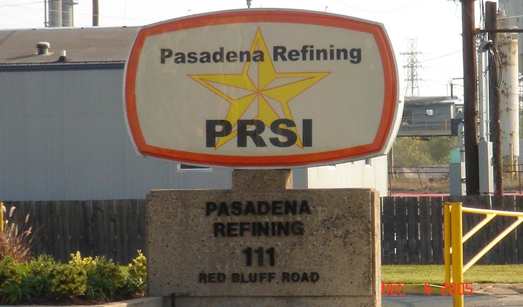 Petrobras divulgou nesta quinta (17) anúncio com um resumo do depoimento prestado pela presidenta da estatal, Graça Foster, sobre a aquisição da refinaria de Pasadena, no Texas, Estados Unidos; a nota, publicada na edição impressa de hoje dos principais jornais brasileiros, traz a versão da presidenta da estatal sobre o negócio; Graça Foster explicou que as apurações internas revelam, até o momento, que o grupo belga Astra Oil não comprou a refinaria por apenas US$ 42,5 milhões e sim por cerca de US$ 360 milhões, reitera o comunicado