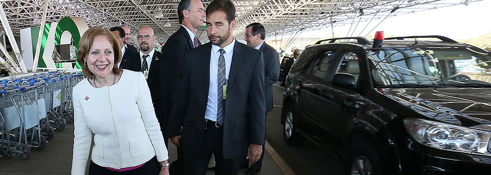 BRASÍLIA, DF, 16.09.2013: EMBAIXADORA/EUA – A nova embaixadora dos Estados Unidos no Brasil, Liliana Ayalde, fala à imprensa ao chegar a Brasília na manhã desta segunda-feira. (Foto: Sergio Lima/Folhapress)