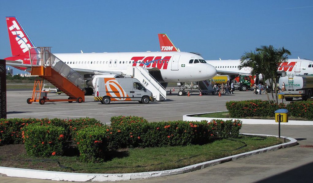 A empresa foi criada quando a chilena LAN comprou a brasileira TAM em 2012. A companhia tem cortado custos à medida que busca, no longo prazo, um retorno às margens de dois dígitos que a LAN obtinha antes da fusão