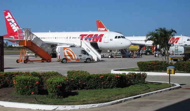 A empresa foi criada quando a chilena LAN comprou a brasileira TAM em 2012. A companhia tem cortado custos à medida que busca, no longo prazo, um retorno às margens de dois dígitos que a LAN obtinha antes da fusão