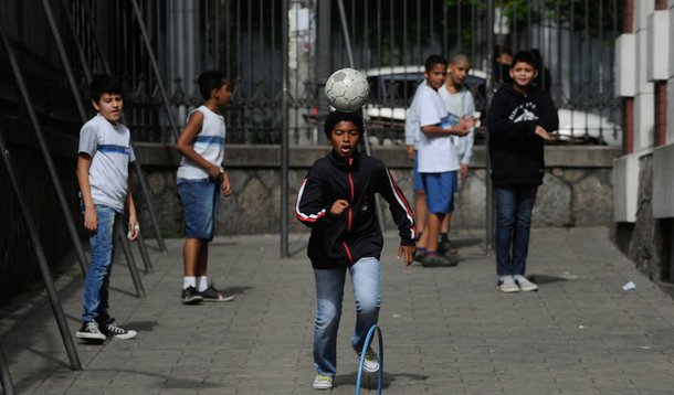Após mais de dois meses de greve dos profissionais de educação, os estudantes da rede municipal de ensino voltaram às aulas; os professores municipais do Rio entraram em greve no dia 8 de agosto; o sindicato Estadual dos Profissionais de Educação informou que a adesão da greve variou de 70% a 80% nas 1.075 escolas do município
