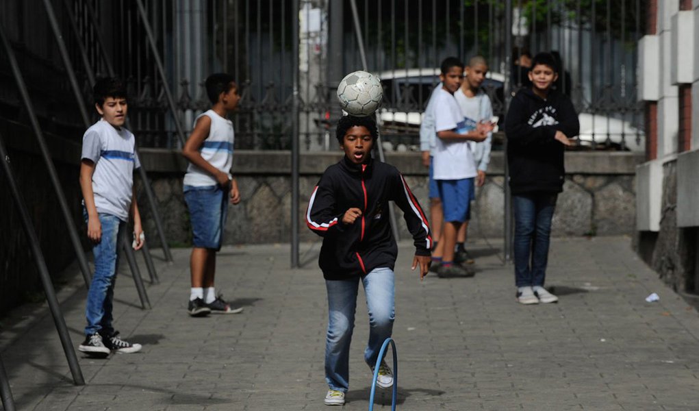 Após mais de dois meses de greve dos profissionais de educação, os estudantes da rede municipal de ensino voltaram às aulas; os professores municipais do Rio entraram em greve no dia 8 de agosto; o sindicato Estadual dos Profissionais de Educação informou que a adesão da greve variou de 70% a 80% nas 1.075 escolas do município