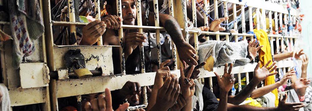 Quatro novas cadeias públicas, que somarão 2.250 vagas, serão construídas pelo governo do estado para reduzir o déficit de vagas existentes e instaladas nas regiões centro-sul, serrana, costa verde e baixadas litorâneas; a previsão é que as novas unidades fiquem prontas até o fim de 2014