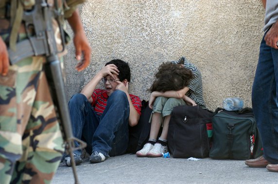 De acordo com os dados, 11.420 sírios com 17 anos ou menos foram mortos desde o início do conflito sírio, em março de 2011, até ao fim de agosto de 2013.  O relatório refere que 764 menores foram mortos sumariamente e 112 destes "foram torturados", cinco com 7 anos e 11 com idades entre os 8 e os 12 anos. No total, foram registados 113.735 mortos, entre civis e combatentes