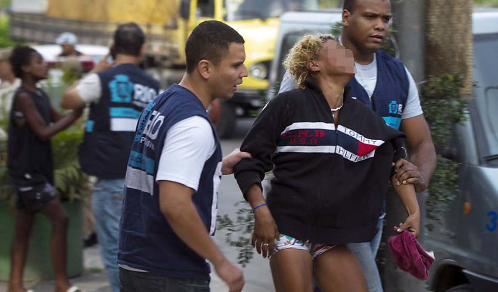 Pelo menos 100 usuários de crack foram recolhidos pela Polícia Militar, na Comunidade Nova Holanda, no Complexo da Maré, zona norte da capital fluminense; os dependentes químicos foram encaminhados pela Secretaria Municipal de Desenvolvimento Social para um abrigo em Santa Cruz; entre os recolhidos estão menores de idade, portadores de deficiência física e uma mulher grávida