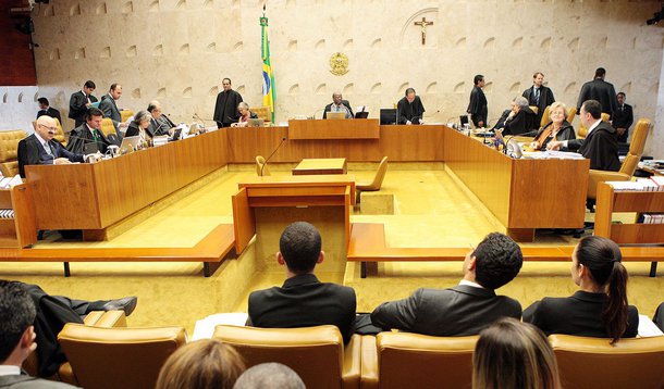 Presidente Joaquim Barbosa ignora apelo de grupo de ministros e leva pauta à votação no plenário; de acordo com o procurador do Banco Central, Isaac Sidney Menezes Ferreira, o sistema bancário deve ter prejuízo de aproximadamente R$ 149 bilhões se o Supremo decidir que os bancos devem pagar a diferença