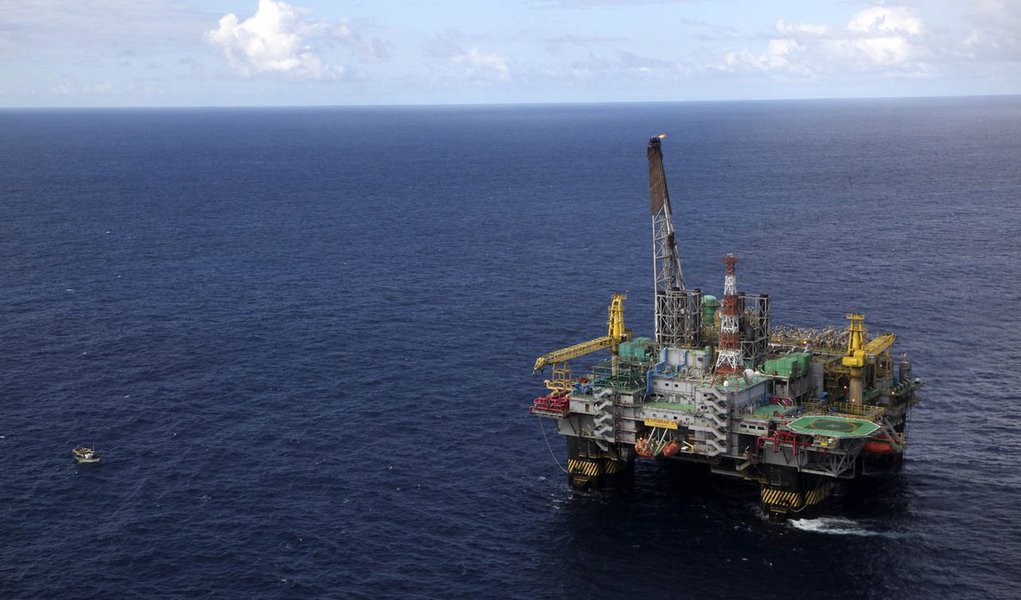 O primeiro leilão sob o sistema de partilha ofertará a área de Libra, na Bacia de Santos, que tem uma estimativa de 8 bilhões a 12 bilhões de barris de petróleo recuperáveis; as empresas e consórcios têm até quarta para manifestar interesse e pagar sua taxa de participação, no valor de R$ 2 milhões