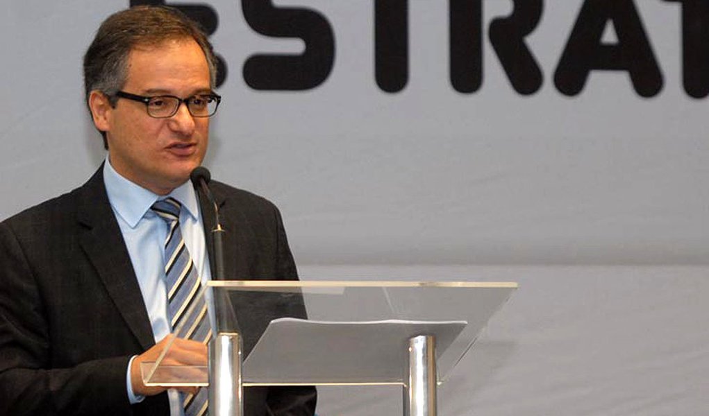 Cristiano Romero prevê forte impacto com o início da redução dos estímulos monetários nos Estados Unidos e o rebaixamento da classificação de risco da dívida brasileira; para ele, cresce expectativa de o dólar voltar a R$ 2,45 antes do fim do ano e de piora na percepção do Brasil por causa da política fiscal