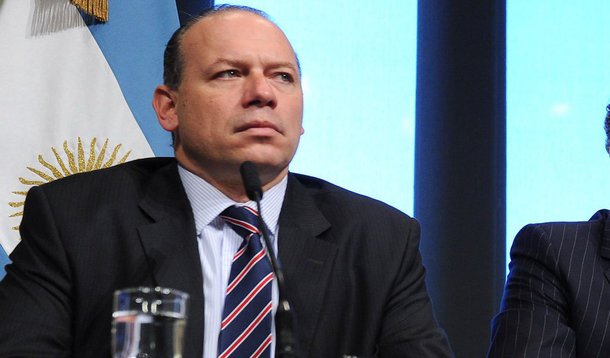 Secretário de Segurança da Argentina, Sergio Berni disse que o condutor do trem que descarrilou no último sábado, Julio Benítez, terá de explicar por que o disco rígido da câmera que continha imagens da cabine estava em seu bolso quando foi resgatado