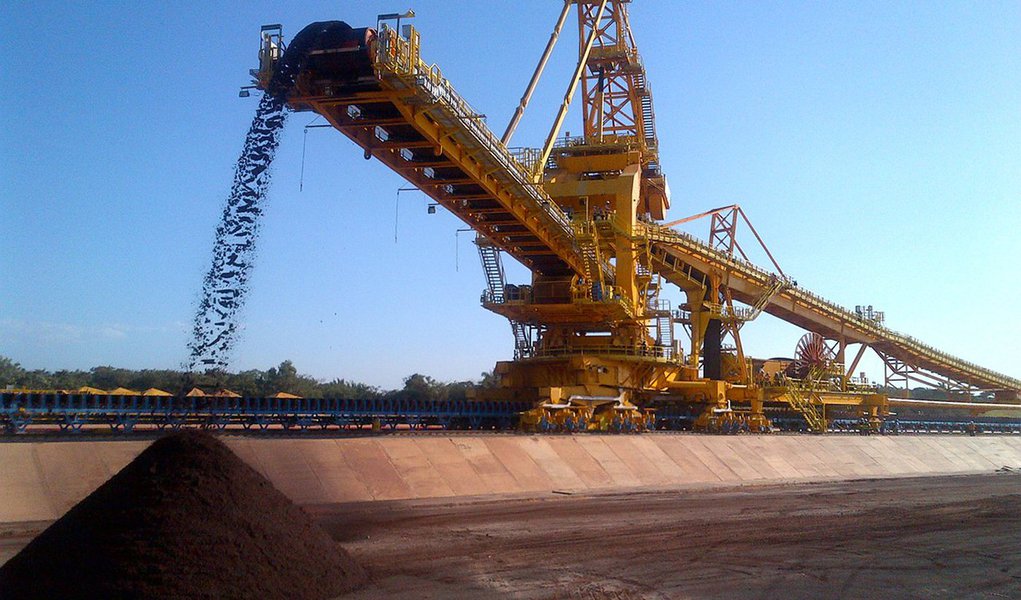 Lucro líquido atingiu R$ 7,949 bilhões no terceiro trimestre deste ano, ante R$ 3,321 bilhões verificado no mesmo período do ano passado; "A recuperação esperada nos embarques de minério de ferro e pelotas... e seus preços mais elevados foram os principais responsáveis pelo resultado alcançado no 3T13", informou a empresa nesta quarta-feira