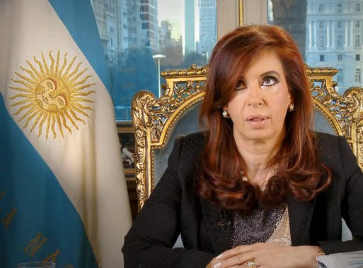 Presidente da Argentina foi operada para drenar um hematoma cerebral; enquanto estava afastada, seus aliados enfrentaram pesadas perdas nas eleições de meio de mandato, diminuindo sua maioria no Congresso, e acabando com as chances de uma mudança constitucional para permitir um terceiro mandato