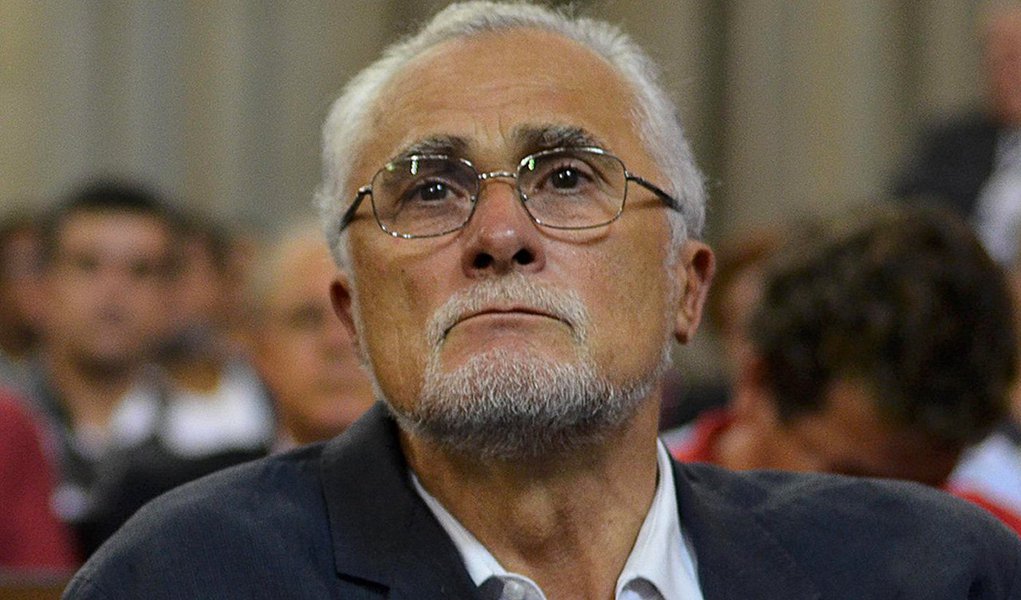 "O paciente vai permanecer em observação durante esta noite e será reavaliado amanhã pela manhã", diz o texto do Instituto de Cardiologia divulgado para a imprensa; de acordo com o hospital, Genoino foi submetido a uma bateria de exames laboratoriais e de imagem, entre eles ecocardiograma e tomografia; ele também se alimentou; laudo do hospital, que será divulgado nesta sexta, deverá confirmar que ele correu risco de hemorragia generalizada; líder do PT na Câmara, José Guimarães visitou o colega e emitiu nota: "Genoino continua hospitalizado, em observação e no aguardo de exames complementares"