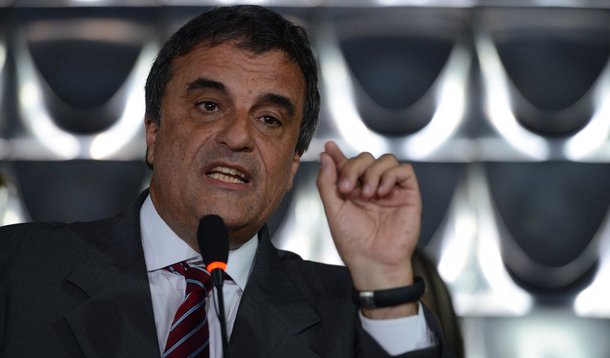 O Ministério da Justiça, Eduardo Cardozo, anunciou que está criando um grupo de inteligência formado pela Polícia Federal e secretarias de segurança pública do Rio e de São Paulo para tentar conter manifestantes violentos nas duas cidades; o grupo agirá com agentes infiltrados e troca de informações entre os órgãos federais e as polícias estaduais