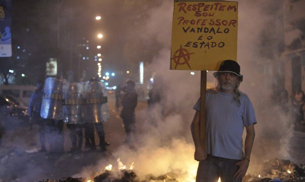 A Polícia Civil informou que 19 pessoas autuadas nos protestos de ontem (7) foram liberadas; uma pessoa presa em flagrante por posse ilegal de arma de fogo de uso restrito continua detida. As autuações foram por desacato, desobediência, resistência e lesão corporal; Nove pessoas com máscaras foram conduzidas a delegacias para serem identificadas; segundo a Secretaria Municipal de Saúde, 14 pessoas deram entrada no Hospital Souza Aguiar, no centro, com ferimentos leves, e todas já foram liberadas pelos médicos