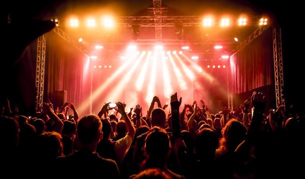 O GDF já contratou 127 artistas diferentes para se apresentarem em eventos desde que as novas regras do governo para contratação artística começaram a valer, em 12 de outubro; o número é quase quatro vezes maior que o do período anterior às novas regras, se analisados mensalmente; de janeiro a outubro deste ano foram feitas 343 contratações de artistas diferentes em todo o DF, uma média de 34,3 por mês