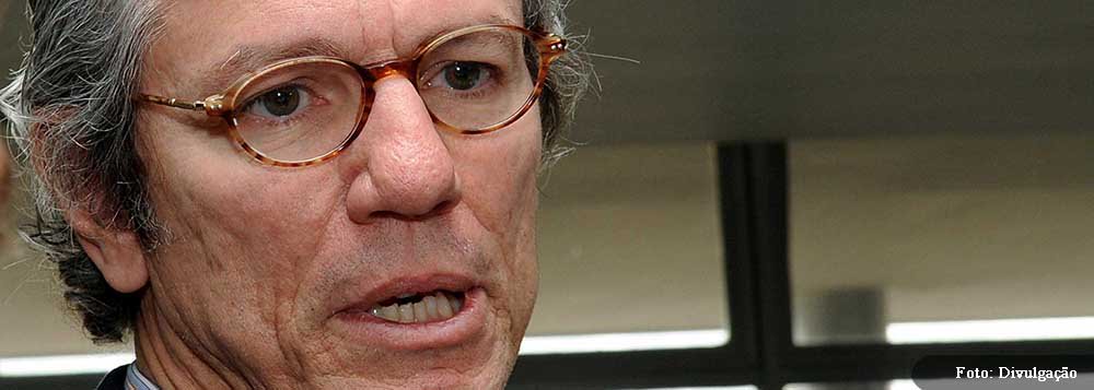 Segundo Paulo Nogueira Batista, que representa o Brasil e mais dez países no órgão, os fundamentos fiscais estão bastante razoáveis, a política monetária também, a regulação do sistema financeiro boa; "no setor externo, a deterioração da conta corrente preocupa um pouco, mas as reservas são altas e a entrada de investimentos diretos é alta", afirma