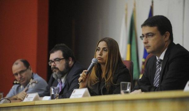 Desses 15 agentes, três tiveram a prisão preventiva decretada; eles se somarão aos dez policiais militares que já foram denunciados e estão presos, entre eles o major Edson Santos, ex-comandante da Unidade de Polícia Pacificadora da Rocinha, e o tenente Luiz Medeiros, ex subcomandante da unidade