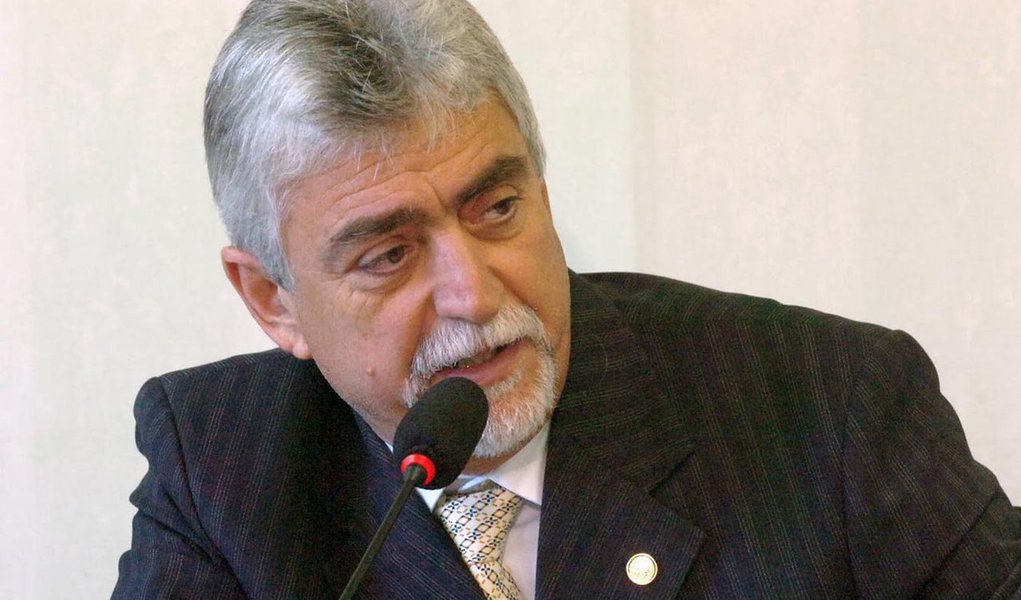 A defesa do deputado distrital Raad Massouh (PPL) entrou com um pedido de suspensão do processo de cassação contra o parlamentar, acusado de ter desviado recursos de um evento musical em 2010; o documento foi protocolado na Presidência da Câmara Legislativa do DF e será submetido à análise pelo colégio de líderes