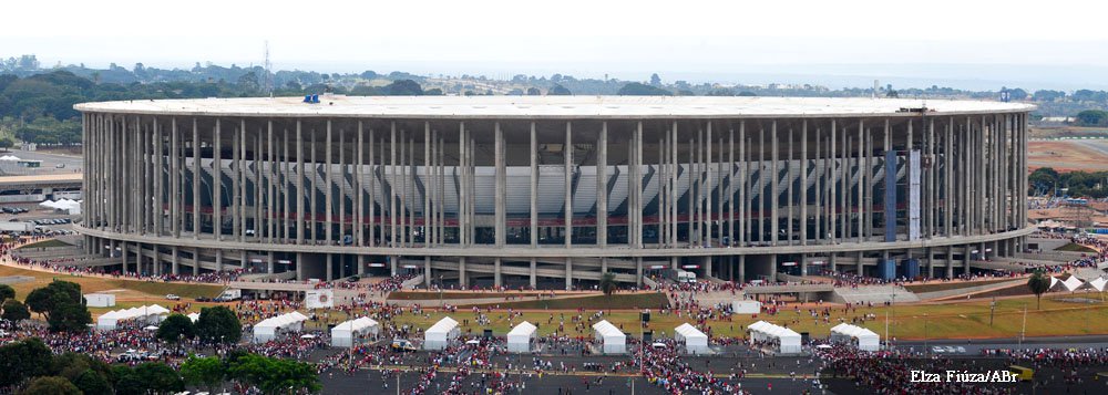 "Esclarecemos que a avaliação sobre a qualidade do gramado da arena de Brasília foi realizada com base em uma situação superada, diferente das boas condições atuais. Não houve visita recente de Valcke ao Mané Garrincha", afirma nota do governo do Distrito Federal, em resposta às cobranças do secretário-geral da Federação Internacional de Futebol (Fifa), Jérôme Valcke