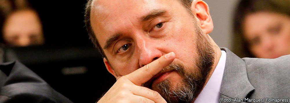 Colegiado da Presidência da República entendeu que o advogado-geral da União não teve participação no esquema de fraudes investigado pela Polícia Federal em novembro de 2012. No último dia 23, a Procuradoria-Geral da República já havia determinado o arquivamento da investigação, uma vez que, segundo o então procurador-geral, Roberto Gurgel, "não há crime a ser apurado"