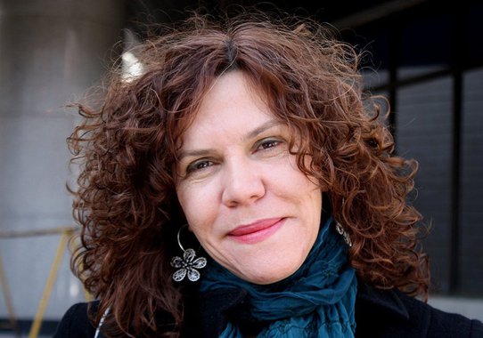 Cláudia Trevisan, correspondente em Washington do jornal, foi algemada e permaneceu sob custódia policial por cinco horas”; ao ter acesso negado à visita do presidente do STF ao Seminário Constitucionalismo Global 2013, ela informou à assessoria da universidade que permaneceria do lado de fora do auditório aguardando o ministro; polícia dos EUA encarou ato como “transgressão criminosa” e a jornalista deverá se apresentar a um juiz de New Haven no próximo dia 4 de outubro