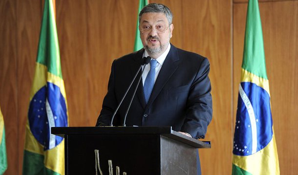 Ex-ministro da Fazenda diz que, para retomar o crescimento, Brasil deveria seguir o modelo chinês de priorizar os investimentos; em contrapartida, país oriental deve copiar o fomento do consumo interno usado em 2008 pelo governo brasileiro para segurar o impacto da falência do Lehman Brothers 