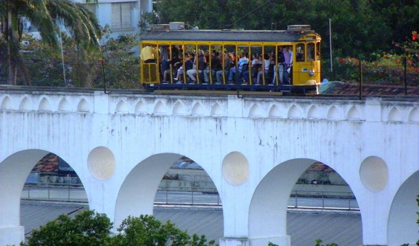 Dois anos após o grave acidente que interrompeu a circulação dos bondes pelo bairro de Santa Teresa, centro da capital fluminense, o governo do estado anunciou mudanças no tráfego da região; a estimativa é que sejam gastos R$ 100 milhões com as obras de reestruturação, entre a troca de dez quilômetros dos trilhos atuais pelos originais do sistema, assim como a rede aérea, os novos 14 bondes e reformas nas paradas e na oficina