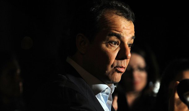 O grupo de manifestantes se posiciona contra a paralisação dos professores estaduais e pedem mudanças na direção do Sindicato dos Profissionais de Educação do Rio; os participantes do protesto também são contra a Copa do Mundo e contra as remoções para obras, em apoio quilombo das guerreiras e à Aldeia Maracanã