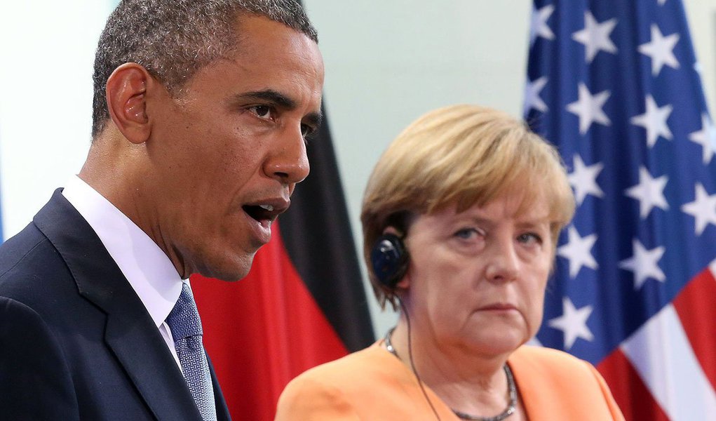 A publicação Bild am Sonntag, citando um "trabalhador de inteligência dos EUA envolvido na operação da agência contra Merkel", disse que o chefe da agência norte-americana general Keith Alexander informou a Obama em pessoa sobre o assunto em 2010