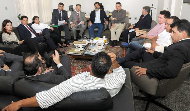 Os aposentados e pensionistas da Polícia Civil do DF receberão, a partir de janeiro de 2014, todos os pagamentos referentes a licenças não efetuados em gestões anteriores; a dívida, que está acumulada em cerca de R$ 40 mi, beneficiará 546 pessoas;" Essa medida faz parte do nosso esforço para a valorização do servidor", disse o governador Agnelo Queiroz