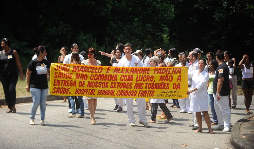 Os servidores federais de saúde do Rio de Janeiro retomaram a greve iniciada em fevereiro e encerrada em março, após as negociações com o governo não avançarem; a paralisação foi marcada por um protesto em frente ao Hospital Federal dos Servidores do Estado, na zona portuária da capital fluminense, seguindo para a sede do Núcleo Estadual do Ministério da Saúde no Rio de Janeiro
