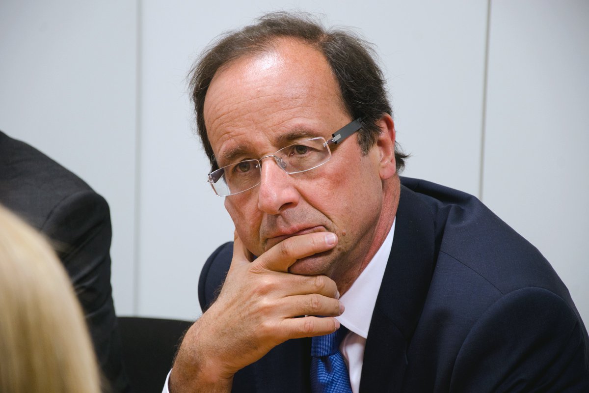País de François Hollande (foto), cujo déficit ficou em 4,3 por cento do PIB (Produto Interno Bruto) em 2013, sinalizou que deseja renegociar o atual prazo de 2015 para reduzir o valor a 3 por cento; "A França deve obedecer às mesmas regras de Chipre, Malta e todos os outros", afirmou Jean-Claude Juncker, ex-primeiro-ministro de Luxemburgo, candidato de centro-direita ao maior posto da Comissão Europeia; "Eu não acho que a França deve receber tratamento especial novamente"