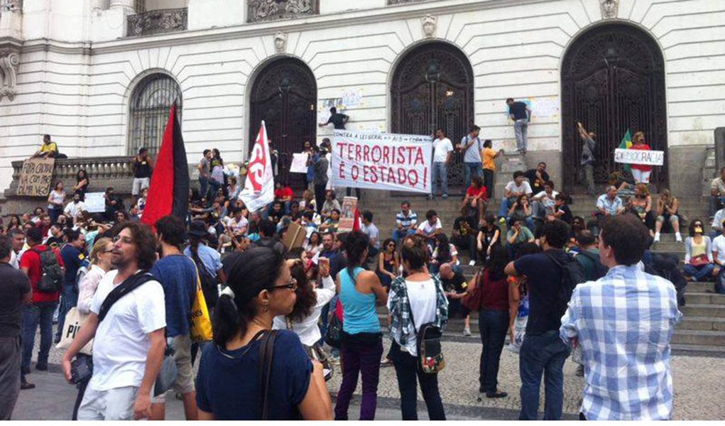 Eles montaram uma barraca, colaram cartazes de protesto no prédio, discursaram contra a violência policial e fizeram um minuto de silêncio pelas pessoas que foram presas na última terça-feira (15), a maioria delas depois de ser cercada por dezenas de policiais militares, que os levaram em ônibus para as delegacias