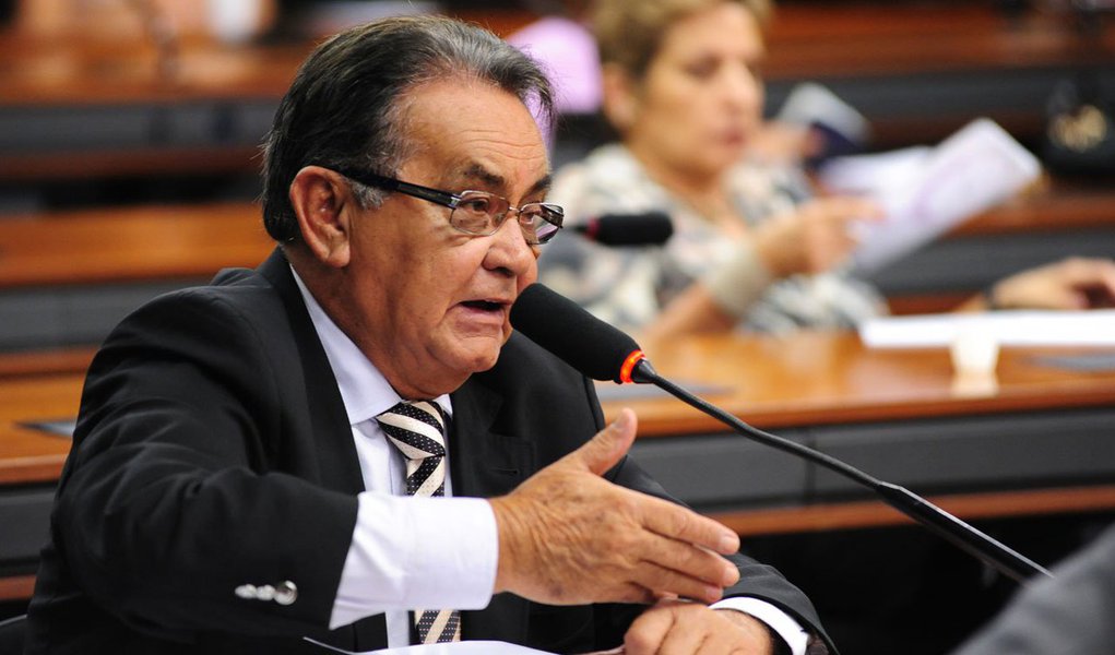 De acordo com a Lei de Execução Penal, condenados ao regime aberto devem cumprir a pena em uma casa do albergado, mas como não há esse tipo de estabelecimento no sistema penal do DF, Bentes ficará em liberdade, com restrições; juiz Nelson Ferreira Junior, a quem o deputado se entregou, poderá determinar horários para ele ir para casa e proibi-lo de frequentar determinados locais