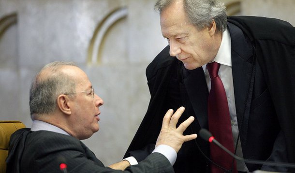 Em votação sobre embargos infringentes, que pode livrar condenados da AP 470 que tiveram ao menos quatro votos a seu favor, ministro do STF deve ler em plenário trechos em que Celso de Mello defendeu a possibilidade na abertura do julgamento. Decano agora sinaliza mudança de posição